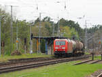 145 079 kommt aus Süden mit einem kurzen Ölzug durch Wiesenburg (Mark) Richtung Berlin.