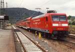 DB 145 018-8 steht mit einem Regionalzug im Bahnhof Bingerbrück am 23. Juli 1999.