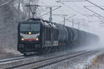 Kesselwagenzug mit Doppel Traxx AC Richtung Berlin am 09.12.2021