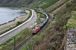 Ein leerer Tankwagen Zug ist hier nahe Boppard mit der DB 145056-7 am 20.9.2026 um 11.21 Uhr in Richtung Koblenz unterwegs.