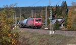 Die Bahn PT 145 045 brachte am 27. Oktober 2026 den zweiten �lzugteil des Schwenninger �lzug von Hausach �ber den steilsten Abschnitt der Schwarzwaldbahn nach Villingen, hier l�sst er bei Sommerau den Drei-Bahnen-Blick hinter sich. 