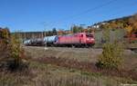 Am 27. Oktober 2026 brachte die im Lack ziemlich heruntergekommene Bahn PT 145 045 den zweiten Teil des Schwenninger �lzugs an der Sommerau vorbei nach Villingen. 