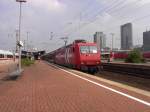 Am 1.8.07 bespannt diese 145 einen RE1. Hier bei der Ausfahrt aus Dortmund Hbf. 