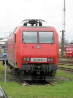 145 068 steht in Engelsdorf mit dem Gesicht zum Haltepunkt herum und wartet auf Einsatz, 16.04.08