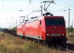 Eine Doppeltraktion, gebildet aus 145 042-8 und 145 046-9, zieht ihren Gterzug durch Angersdorf.