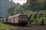 Im Abendlicht des 12.05.2008 schleppen die 145 073 und 145 029 einen schweren Coilzug durch das Sauerland Richtung Finnentrop.