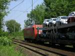 Railion 145 021-2 mit Autozug von Opel aus BO Langendreer in
Richtung Gelsenkirchen bei Bochum Nokia,meiner Meinung mte der Strombgel vorne aufgebgelt sein,wenn Autos ,Kesselwagen und
Steuerwagen gezogen werden.(14.05.2008)