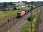 145 048 fhrt einen Gterzug am 07.08.08 durch Bitterfeld.