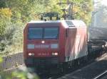 145 040-2 mit Flachwagenganzzug zwischen Werdau und Crimmitschau in Langenhessen am Kilometer 68,8, kurz nach dem Koberbachviadukt.
