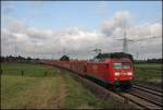 Bei eiskalten Wind ist die 145 027 mit einen gemischten Frachtzug bei Waltrop in Richtung Osten unterwegs.