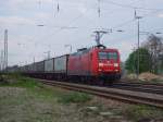 145 038-6 zieht den Ambrogio-Zug durch Bad Krozingen in Richtung Sden. Glaubt man der Zielanzeige, dann msste der Zug nach Hagen Hbf fahren. 21.04.09