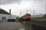 145 072 ist mit einem Coilzug, bestehend aus Waggons der B-CARGO, bei Hohenlimburg in Richtung Siegen unterwegs.