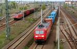 145 001 zieht am 26.04.09 einen Containerzug durch Bitterfeld Richtung Leipzig.