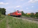 Eine BR 145 fhrt von Freiburg nach Basel durch den Bahnhof Buggingen am 27.05.2009.