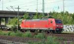 145 068-3 durchfhrt mit einem leeren Schwerlastwagenzug Hamburg-Harburg Richtung Maschen. Aufgenommen am 6.07.09.