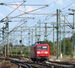 145 029-5 poltert am 6.07.09 als Lz Richtung Hafen durch das Masten- und Kabelgewirr des Gleisvorfeldes von Hamburg-Harburg, kurz gesagt  Der Harburger Mastenwald .