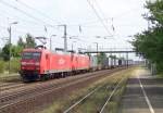 145 014-7 und eine Schwesterlok fahren hier durch Saarmund durch. Als Ladung kann man Container erkennen. 17.08.2009