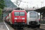 Die 145 066-7 trifft 460 507-7 als MRB26 nach Kln Messe/Deutz beim Halt in Brohl, aufgenommen am 11.08.2009