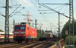 145 009-7 fhrt mit einem Mischer aus dem Sden auf den Westgleisen kurz vor den Sderelbbrcken Richtung Norden. Aufgenommen am 20.08.09 vom Fue der Brcke. Auch wenn es so aussieht, dieses Bild ist hinter dem Gelnder aufgenommen.