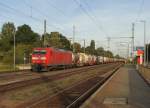 145 028-7 fhrt mit einem Containerzug aus Richtung Magdeburg durch den Bahnhof Niederndodeleben.