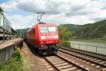 DB 145 067-5 mit Gterzug auf der linken Rheinstrecke unterwegs nach Bingen. Bingen, 16.7.2009.