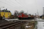 145 066-7 passiert mit ihrem Containerzug grade den Haltepunkt Dresden-Stetzsch. (17.12.2009)