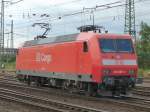 145 007 setzt sich vor einen Gterzug, aufgenommen im Bahnhof Bebra.