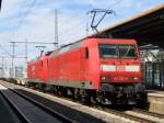 145 032 zieht mit einer zweiten Lok einen Containerzug durch Ludwigslust. Im Zugzielanzeiger steht Nicht einsteigen. 27.08.2009