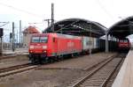 145 014 zieht am 14.03.10 einen Containerzug durch den Hbf Halle(S) Richtung Rbf und dann weiter Richtung Berlin oder Hannover.