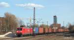 145 027-9 hat am 02.04.10 einen langen Containerzug am Haken und durchfhrt hier gerade Hamburg-Unterelbe auf dem Weg Richtung Hamburg-Waltershof.