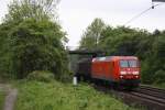 145 080 zog am 15.05.2010 einen gemischten Gterzug durch die Grne Hlle von Ahlten