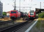 145-066 mit ihrem kurzen Kesselwagenzug verlsst am 11.8.2005 dem Wormser Hbf daneben 425-269.