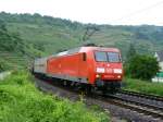 145-077 fhrt am 17.6.10 mit einem Containerwagenzug in Richtung Bingen durch Oberwesel.