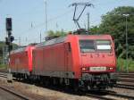 Kleiner Lokzug bestehend aus 145 041-0 und 185 204-5 rollte am 7.7.10 durch den Bahnhof Kln West.