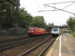 145 066 mit Containerzug Richtung Gbf. Maschen und 246 006 mit dem ME 39425 nach Cuxhaven in Hamburg-Harburg.