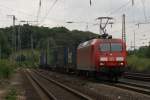 145 064-2 mit einem Containerzug in Kln West am 27.07.2010