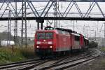 mit einer gut gemischten Garnitur schlngelt sich 145 055 am 28.09.2010 aus dem Bf Stralsund nach Mukran, mit dabei 155 109 und 298 318