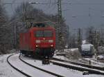 145 067-5 kommt am 30.11.2010 die Montzenroute nach Aachen West zurck, sie leistete einer Cobra mit einem schweren Gterzug auf dem Weg nach Belgien bis zum Gemmenicher Tunnel Schubhilfe. Rechts auf Gleis 204 steht 185 524-6 eingeschneit und der Himmel sieht aus, als wre es nicht der letzte Schnee fr heute.  