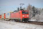 145 075-8 mit einem Containerzug am 21.12.2010 bei Woltorf