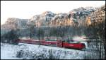 Auergewhnliche Bespannung der Doppelstock-Wendezge im Elbtal mit BR 145 von Railion, hier durch das Sptnachmittagslicht des 29.12.2010.