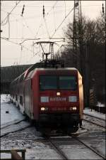 145 042 (9180 6145 042-8 D-DB) durchhrt mit einem RE2  Rhein-HAARD-Express  den Haltepunkt Recklinghausen-Sd.