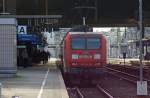 145 042 mit dem RE2 aus Mnster bei der Einfahrt in Dsseldorf Hbf, 9.1.11