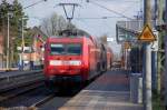 Mit einem RE 4 nach Dortmund schiebt die 145 045-1 durch den Haltepunkt Bttgen in Richtung Neuss. 8.2.2011