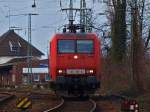 Kleiner Scherzkeks. Auf der Zugzielanzeige der 145 041-0 steht RE11, Dsseldorf Hbf. Die Lok rangiert aber am 13.02.2011 in Aachen West an einen Gterzug Richtung Kln.