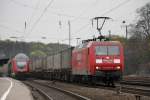 Die 145 027-9 und links der RE5 beim Halt in Kln West am 26.03.2011.