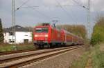 Einer S-Bahn hinterher geschlichen kam die 145 036-0 mit der RE4 Dostockeinheit  bei Korschenbroich. Im Zielanzeiger ist Aachen Hbf angegeben. 13.4.2011