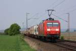 145 067 mit einem Containerzug bei Holtensen/Linderte am 29.4.11.