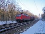 Ein  sehr langer  Gterzug mit Zuglok 145 060 am 28.1.2006 zwischen Hangelsberg und Fangschleuse. KBS Berlin-Frankfurt (Oder)