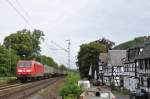 145 070-9 zieht den Ambrogio-Zug rechtsrheinisch in Richtung Sden, vobei an den schnen Fachwerkhusern von Ariendorf. Aufgenommen am 22/07/2011.