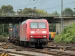 145 015-4 zieht am 12.08.2011 einen Containerzug unter der Brcke Turmstrasse nach Aachen West rein.